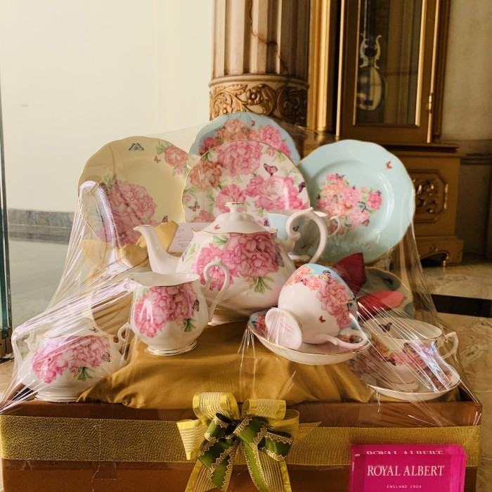 

Ready Miranda Kerr For Royal Albert 15 pcs / Hampers Parcel / Mewah Cantik