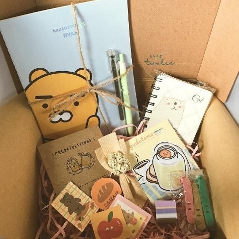 

Hampers Stationery Journal Kit Wisuda Ulang Tahun Gift Box Set B