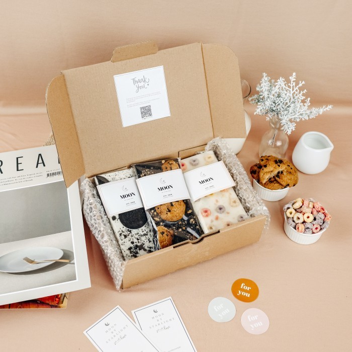 

Hampers Gift Box Cokelat Valentine Moon