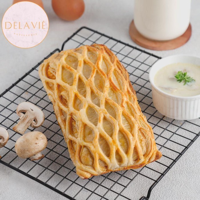 

salmon wellington (250gr) (delavie patisserie)