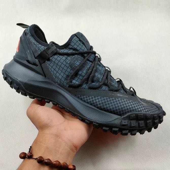 sepatu hiking/trekking pria Nike ACG low mountain fly Black red