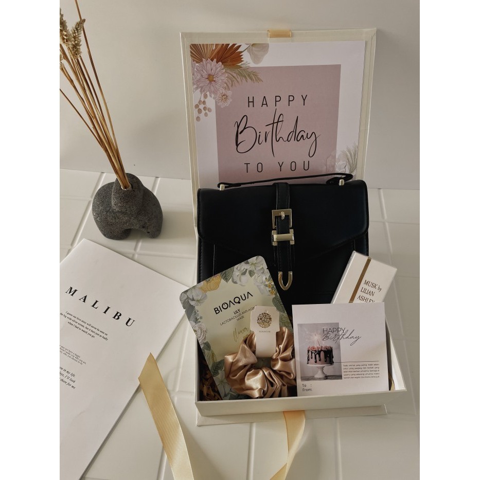 

Hampers Ultah Kado Ulang Tahun Wanita Anniversary Kado Wisuda Ut040