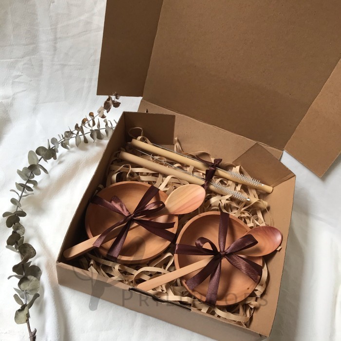 

Micha - Hampers Couple Piring Kayu