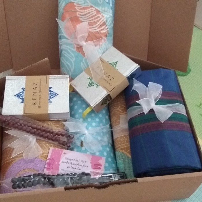 

Paket Kado Pernikahan Lengkap Mukena Sarung Hampers Sajadah Al-Qur'An