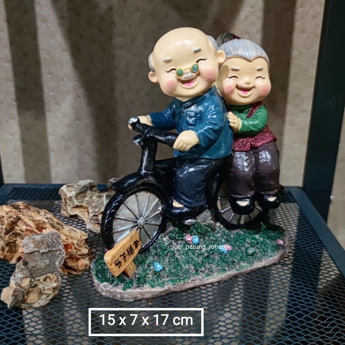 Patung Kakek Nenek Sepeda