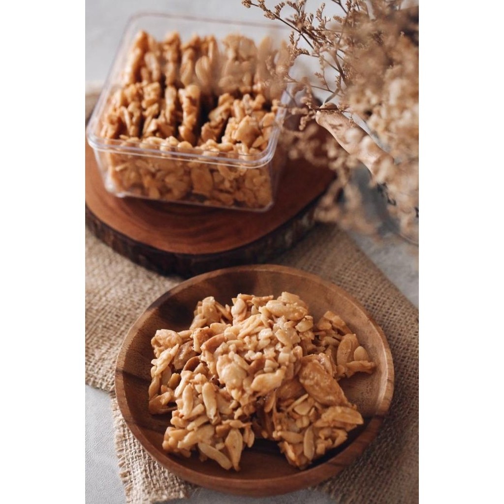 

Walnut Brittle Kue Kering MISOL netto 271 Gr kemasan Toples Kotak