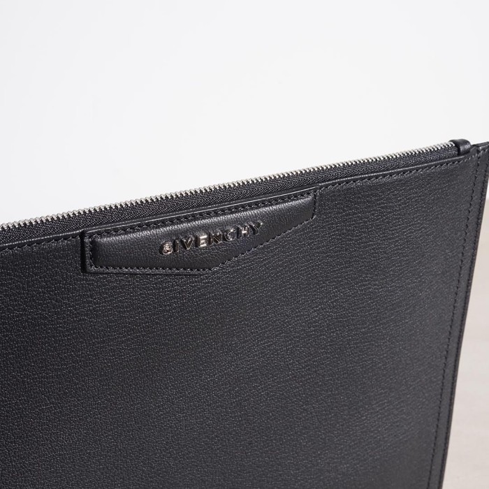Gvc Medium Antigona Pochette In Black Grained Leather