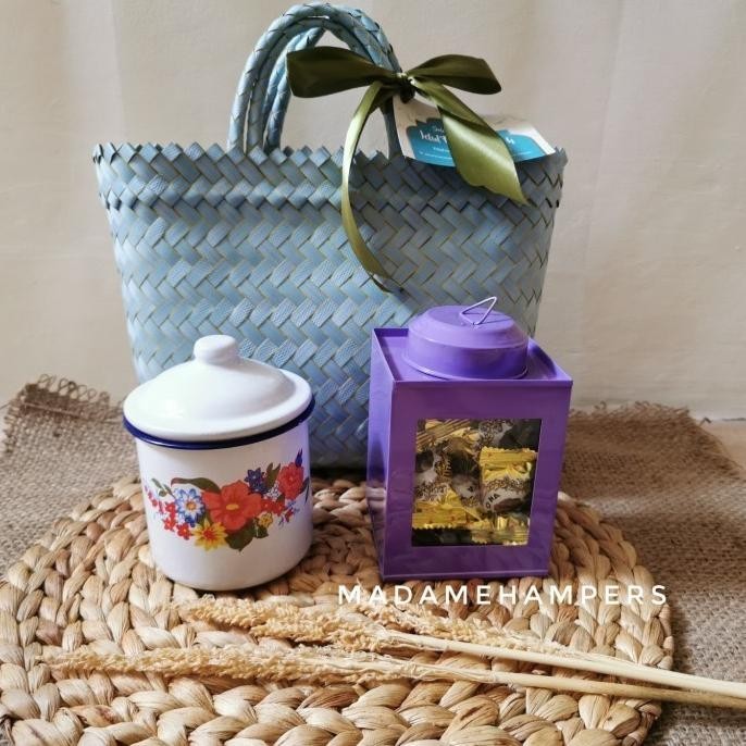 

Barang Terlaris Hampers Lebaran Gelas Enamel Kembang +Kaleng Kerupuk Uninissaa