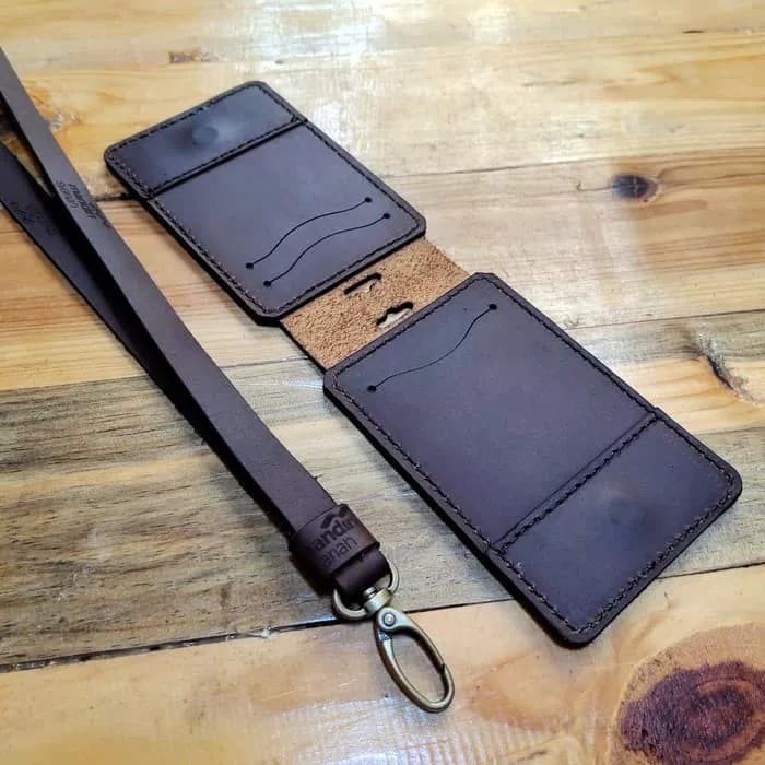 

BARANG TERLARIS ID CARD HOLDER KULIT COSTUM NAMA & LOGO MODEL LIPAT DUA PAKE MAGNET