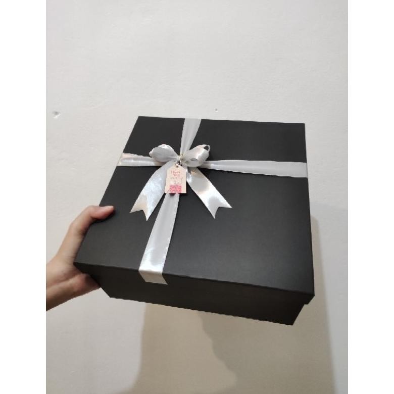 

Beli Lebih" Box Kado Size 25x25x12cm / Box Kado Hitam ||