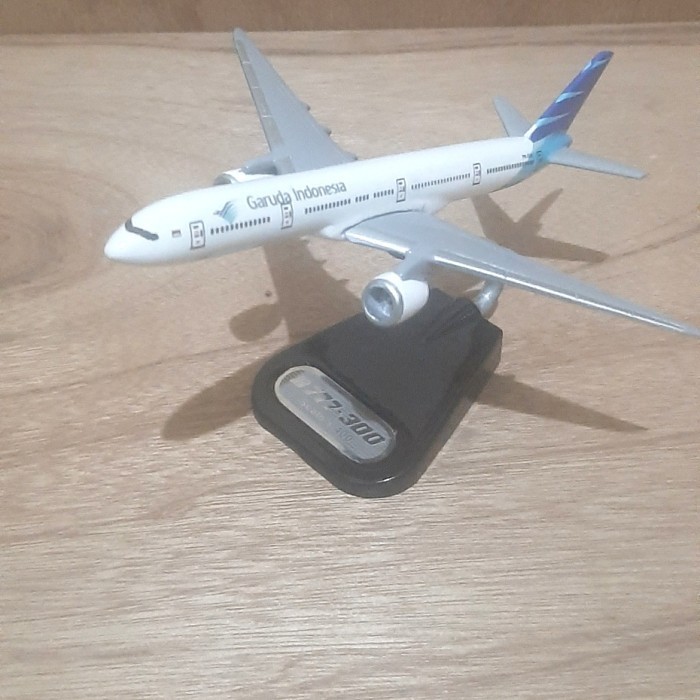 MINIATUR PESAWAT GARUDA INDONESIA B.777-300 18 CM SCALA 1:400