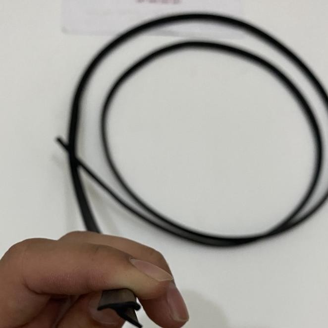 Karet List T Bawah Kaca Depan Mobil Universal