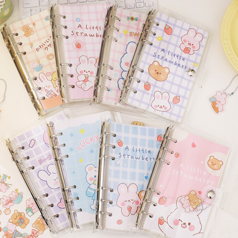 

FREE SHIPPING / READY BALI BUKU BINDER A6 ISI KERTAS 100 LEMBAR+GANTUNGAN KECIL+PET STIKER KOREAN STYLE SPIRAL NOTEBOOK PVC CUTE BEAR RABBIT BUKU CATATAN ISI ULANG LOOSE-LEAF BUKU HARIAN