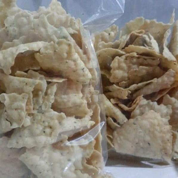 

KERIPIK PANGSIT DAUN JERUK BERAT 250 GRAM