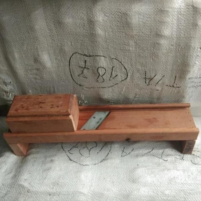 alat pemotong keripik singkong &ubi/parutan keripik manual