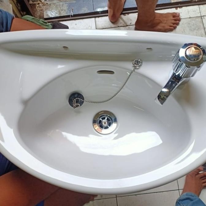 Wastafel Toto L34 Putih Kumplit