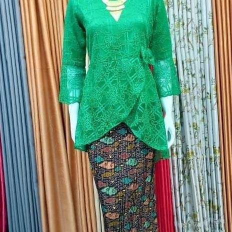 kebaya brukat wisuda