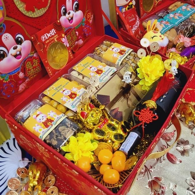 

Paket Dekorasi Hampers Imlek Bunga Cny Parcel Hadiah Kue Kering 006 Gemita.Shopstore