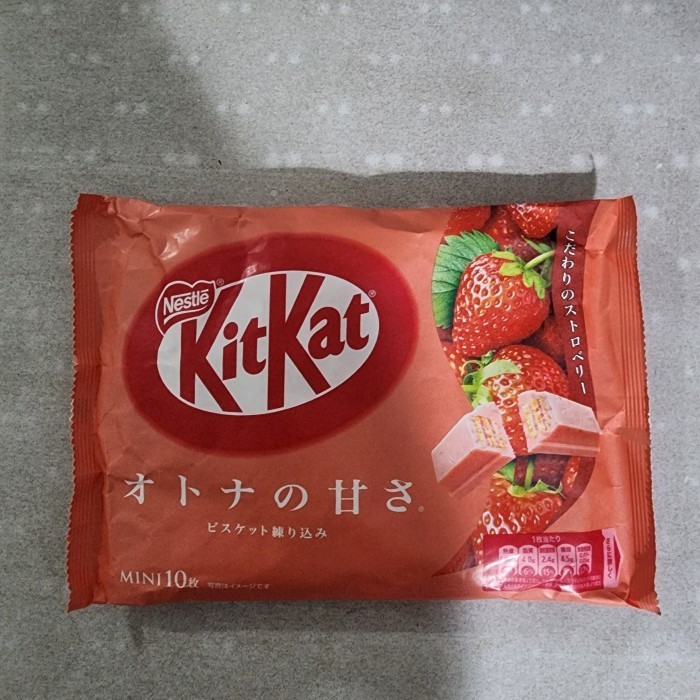 

Ready KITKAT Minis Strawberry 110g (11 pc) Made in Japan