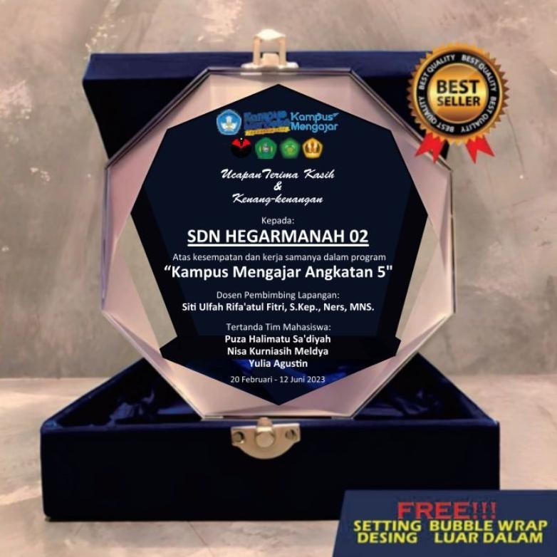 KLO plakat, plakat akrilik, plakat akrilik wisuda, plakat weding, plakat penghargaan, plakat akrilik