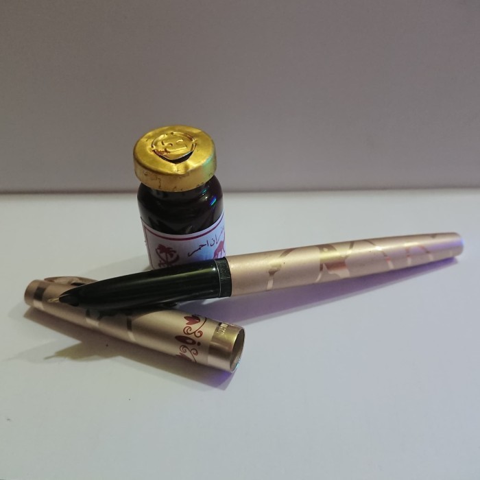 

Pen / Pulpen / Pena 1 Paket + Tintan Jafaron Merah Kaligrafi / Rajah