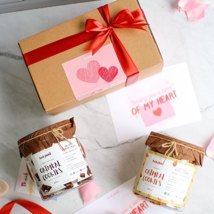 

Valentine Hampers / Hampers Valentine / Kado Valentine / Valentine'S Gift - Oatmeal Cookies 2 Jar + Free Greeting Card + Pita Original Produk