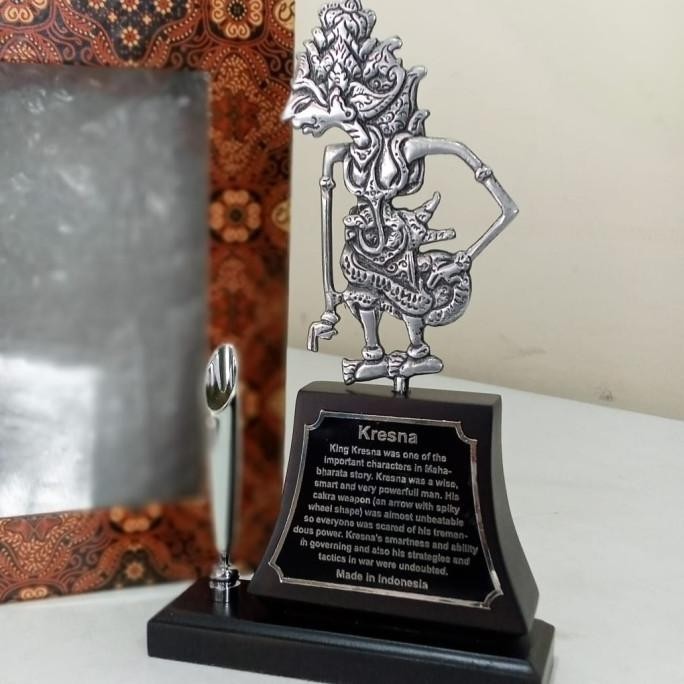 

Tempat pulpen/belpoint/pen wayang Arjuna warna kuningan 18 x 13 cm
