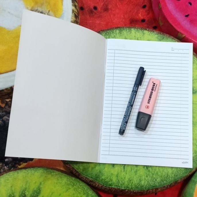 

Buku Tulis Boxy Estudee B5 Tartan Merah Isi 10