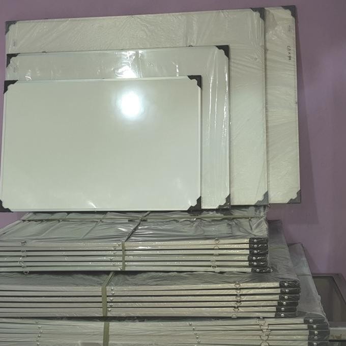 

Papan Tulis Whiteboard dan Kapur ukuran 40x60