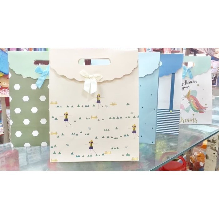 

JUAL Tas Kado/ Paper Bag Pita Sedang (isi 3 pcs)