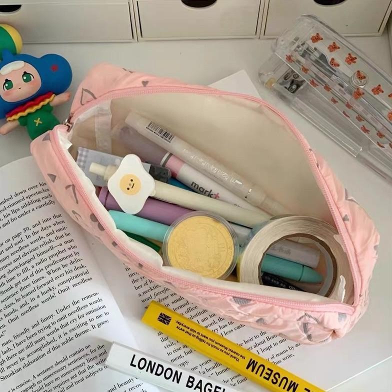 

er-90 TEMPAT PENSIL KAIN MOTIF LOVE / LOVE HEART PENCIL CASE / WOOBIN PENCIL CASE / ORGANIZER STATIONERY / MAKEUP POUCH / PASTEL HATI KOTAK WADAH TEMPAT PENSIL / TEMPAT TAS MAKE UP BRUSH / TEPAK PENSIL SEKOLAH KULIAH Terlaris