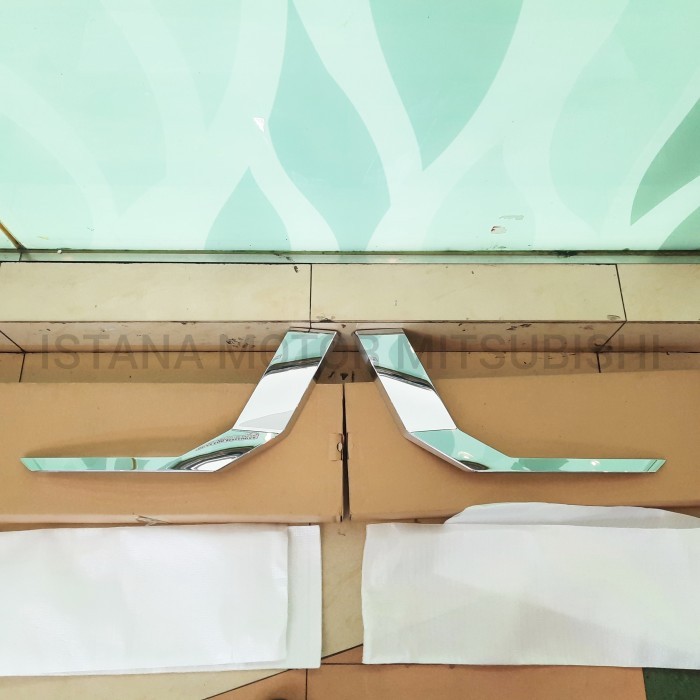 List Chrome Bawah Bumper Bemper Depan Asli Mitsubishi Xpander 2022