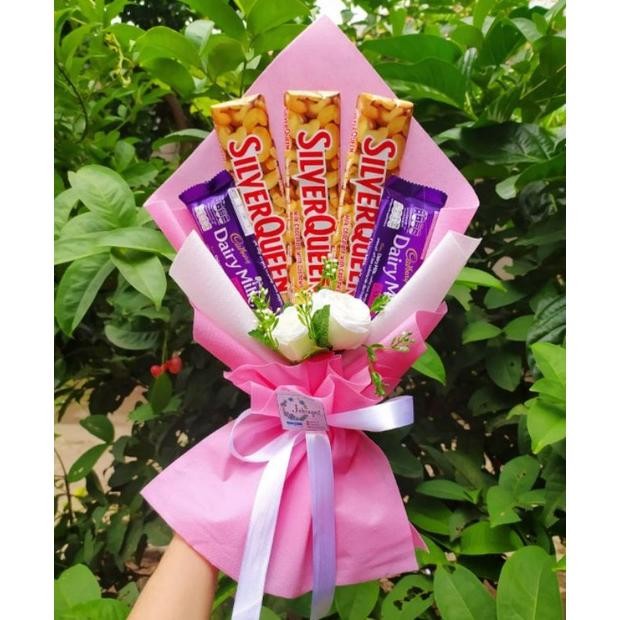 

t-56 (S) BUKET COKLAT PLUS BUNGA PREMIUM HADIAH PACAR ISTRI ANNIVERSARY/paket/bingkisan Snack Ulang Tahun/Ultah/ Wisuda/Kado/Hadiah Terlaris