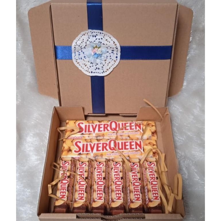 

ad-3 hampers love/hampers coklat silverqueen/hampers hijab/hampers lebaran/hampers guru/gift box coklat/hampers ultah/hampers valentine love mix silverqueen free blank gift card gratis kartu ucapan Premium