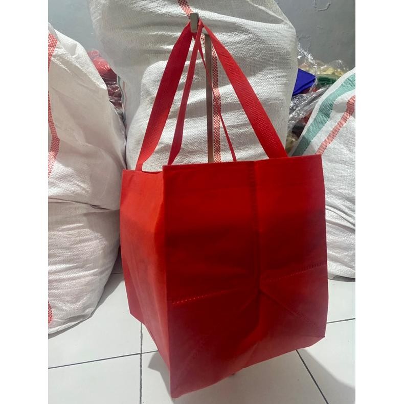 

TERLARIS (1 PACK = 60 PCS) GOODIE BAG TAS HAJATAN 22x22 CM TINGGI 25 CM / TAS NASI BOX / TAS HAJATAN KOTAK NASI / TAS WALIMATUL / TAS SPUNBOND TERLARIS / TAS SUNBOND SOUVENIR TERMURAH / TAS SEMINAR / TAS RAMAH LINGKUNGAN aw-96