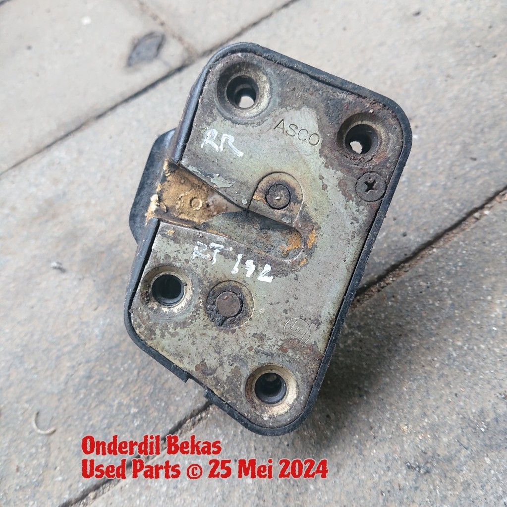 door lock kanan belakang RR Toyota corona rt104 1976