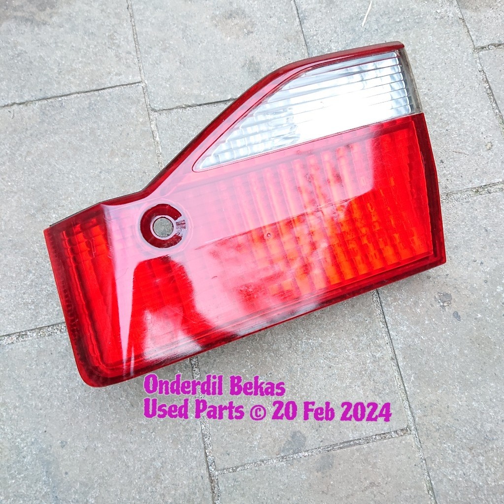garnish lampu bagasi kanan Honda Accord Vti s86 2001
