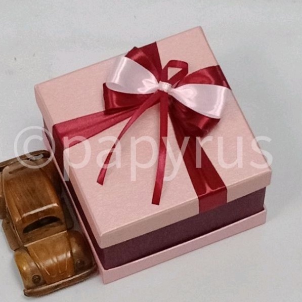 

PAPYRUS Sandwich 15x15 Tinggi 8cm Kotak Kado Gift Box Hadiah V2