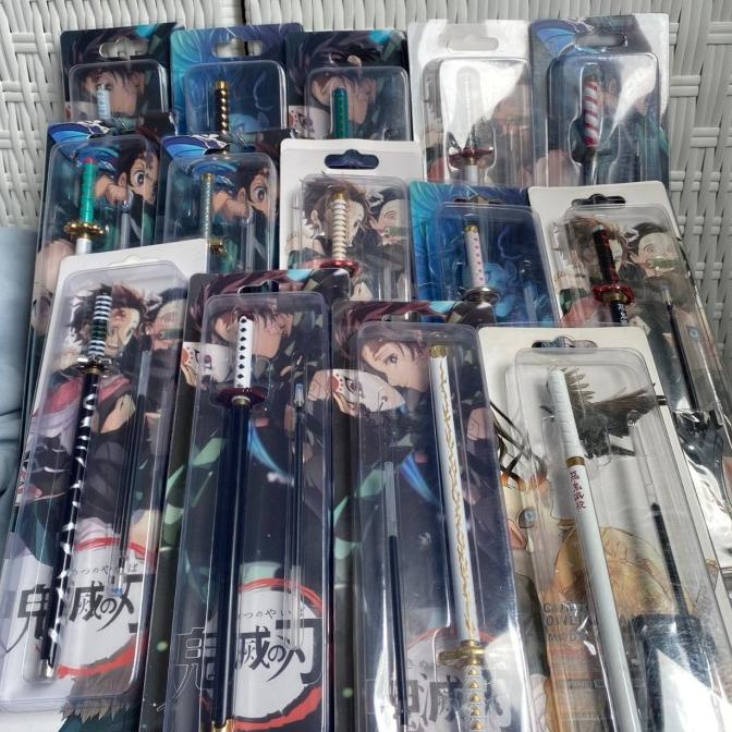 

PULPEN DEMON SLAYER PAJANGAN PEDANG FREE BOX TINTA HITAM BEST QUALITY