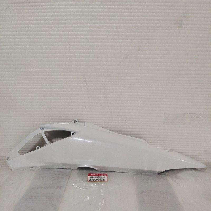 Cover Body samping Belakang Putih Kiri Honda Supra X 125 Original 64420-KTM-850FMX - MOTORMALL semar