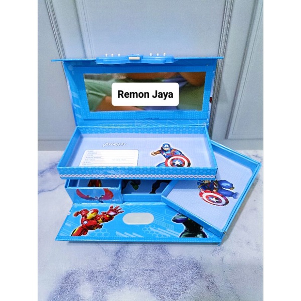 

HenJO Kotak Pensil 3D / Tempat Pensil 3 Tingkat / Tempat Pensil Kode dan Koper Motif Cowok