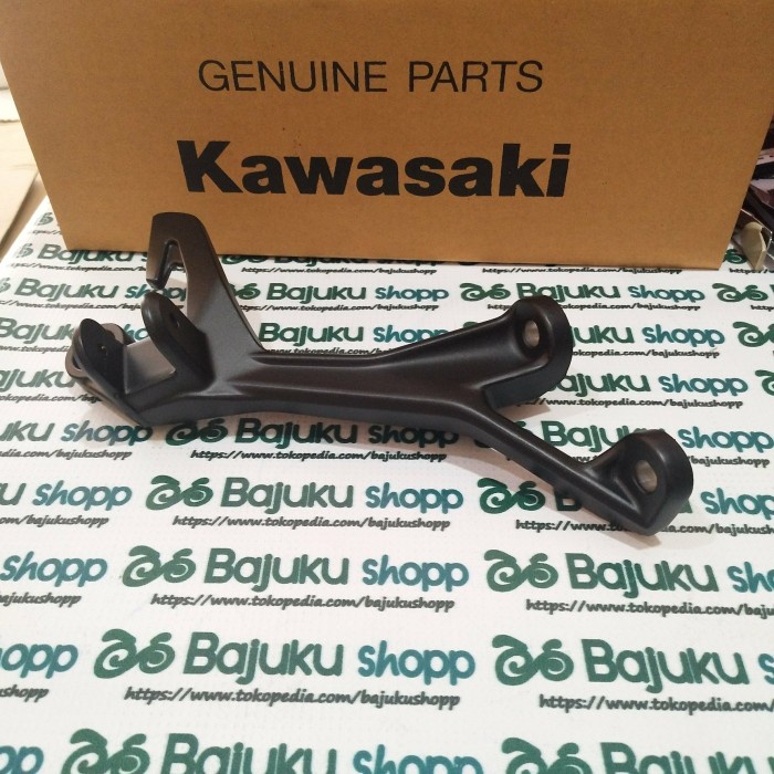 breket bracket footstep stay step belakang kanan ninja 250 fi new ori