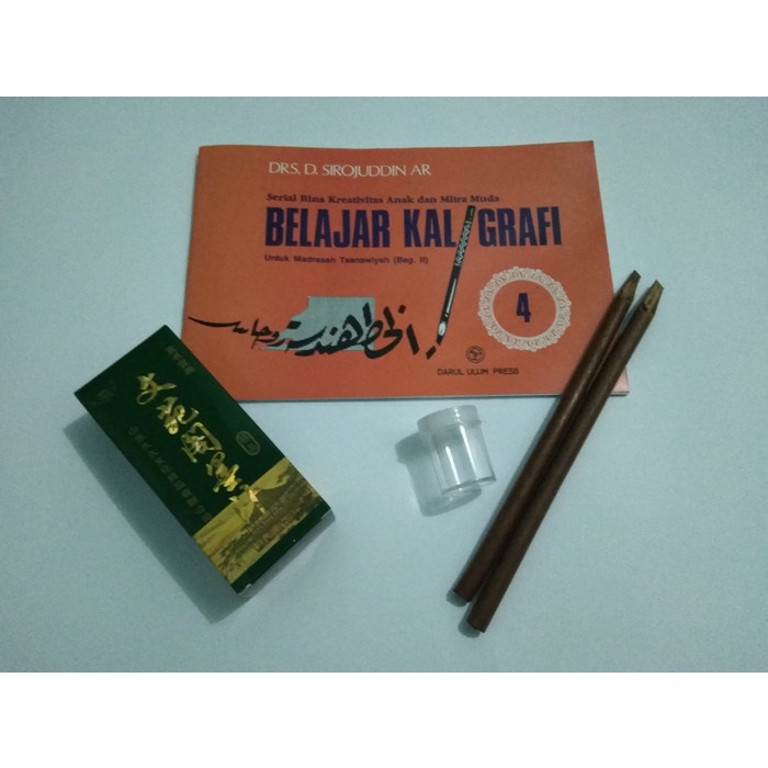 Kaidah Kaligrafi Dan Set Alat Tulis