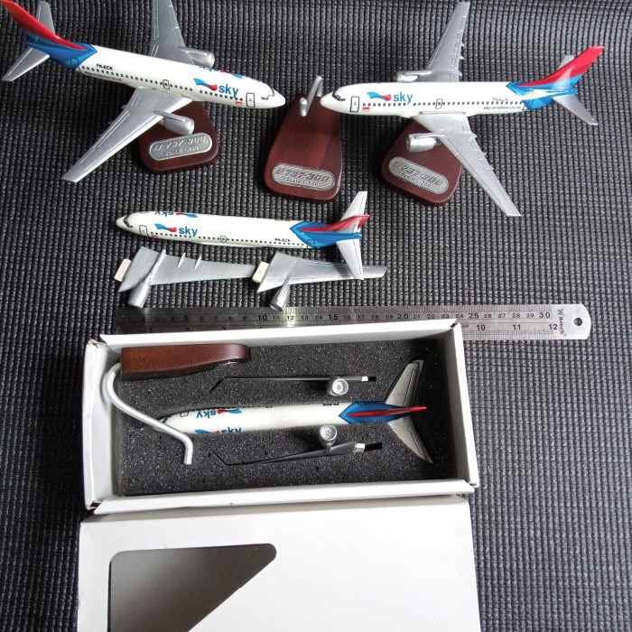 MINIATUR DIECAST AIRCRAFT SKY AIR LINE BOEING 737-300 SCALE 1:200