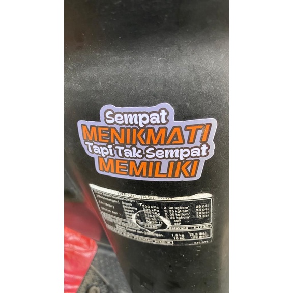 

Terlaris - Stiker Kata Quote Lucu Sempat Menikmati Humor Vinyl Motor Laptop Buku