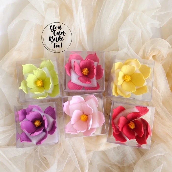 

Medium magnolia flower gumpaste