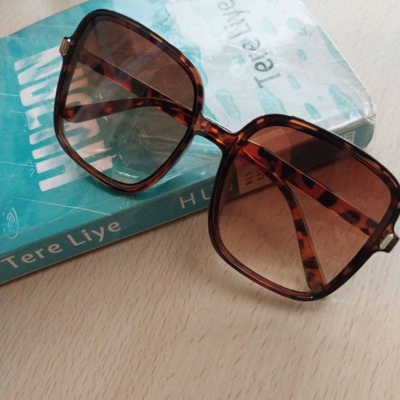Kaca mata gaya/ Kaca mata hitam/ kaca mata fashion/ sunglasses/  Kaca mata pantai/ kaca mata fashion