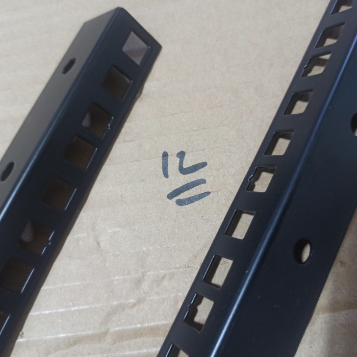 

Besi Rel Rack Mounting 12 U - Minus akurasi tanda