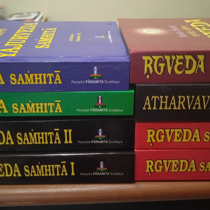 Satu Set Lengkap 8 Buku Catur Weda Kitab Suci Agama Hindu Dharma