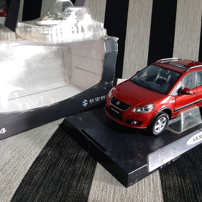[Original] Diecast 18 Dealerbox Suzuki Sx4 Terbaru
